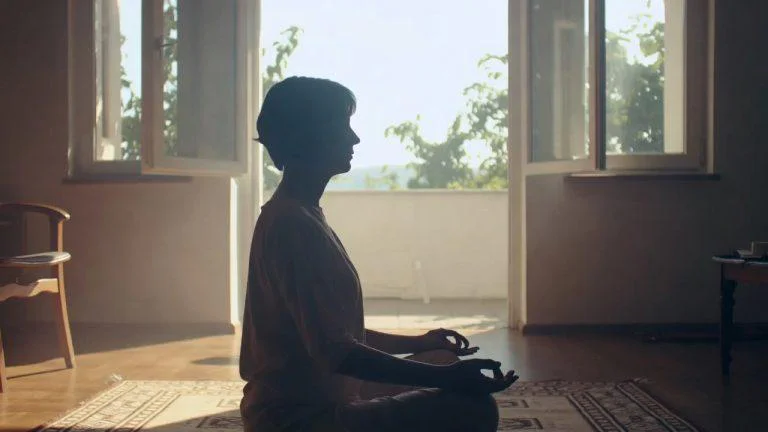Mindfulness zilnic acasă – 7 exerciții scurte pentru calm mental și reducerea anxietății în viața aglomerată