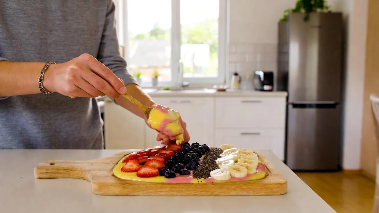 Smoothie bowl tropical cu fructe de pădure și semințe – rețetă rapidă pentru mic dejun energizant