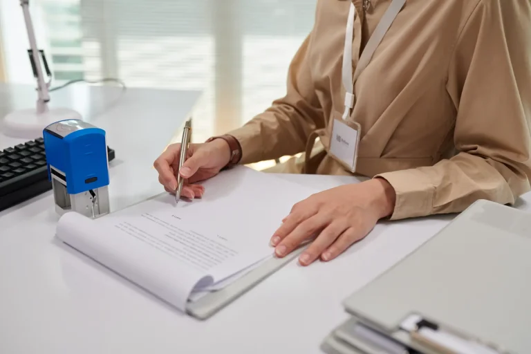 Cod CAEN 7022 în 2026 – Consultanță pentru afaceri și management: Ce include, conversie Rev.3 și oportunități business