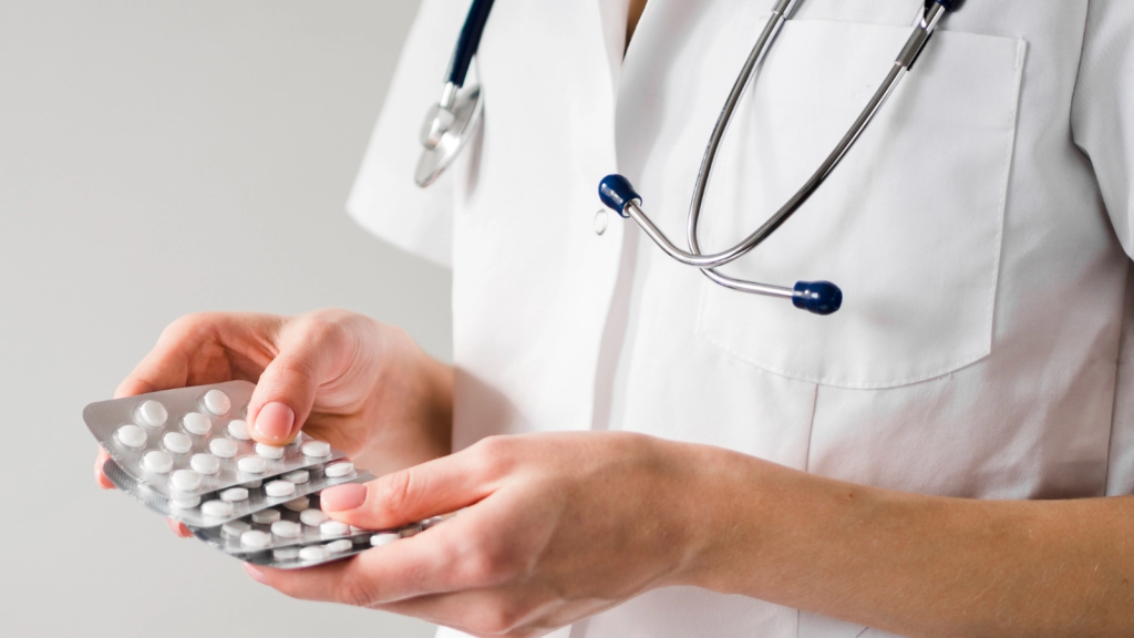 Ce salariu are o asistentă medicală în 2026 – Salarii reale la stat vs privat în România
