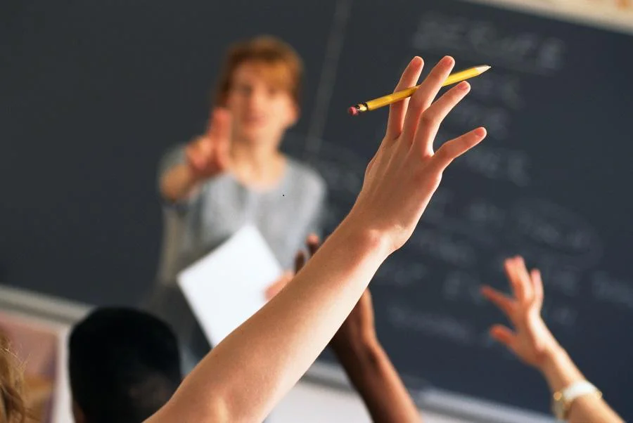Ce salariu are o educatoare în 2026 – Salarii reale la stat vs privat în România