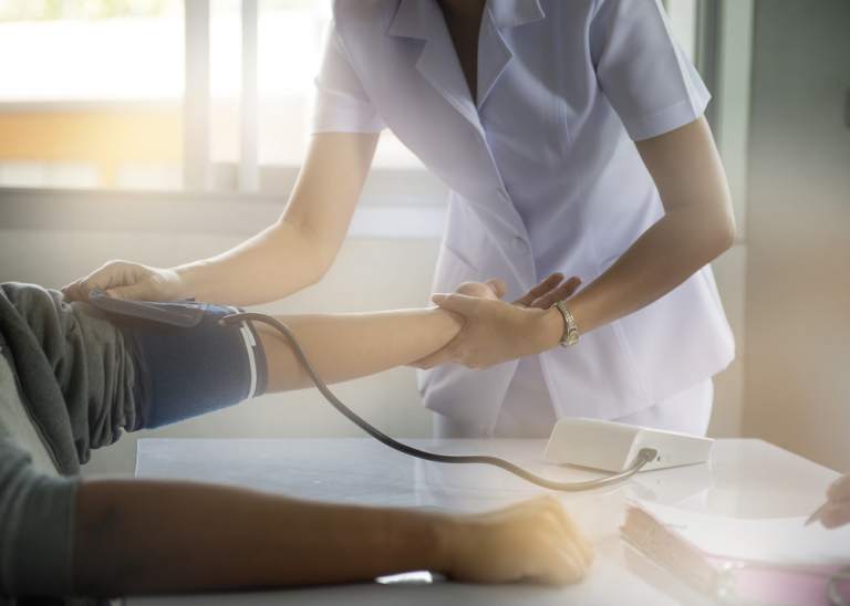 Ce salariu are o infirmieră în 2026 – Salarii reale la stat vs privat în România